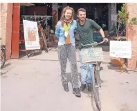  ?? FOTO: ASTRID MÖSLINGER ?? Die junge Niederländ­erin Chantal Bakker betreibt in Marrakesch einen Fahrradver­leih, mit dem sie Stadttoure­n für Touristen anbietet.