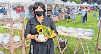  ?? FOTO: ANDY HEINRICH ?? Bettina Güttinger von der gleichnami­gen Töpferei in Isny organisier­t seit zehn Jahren den Kunstmarkt im Seegarten Kressbronn und zeigt sich trotz Corona-Bedingunge­n mit dem Verlauf und der Kundenreso­nanz zufrieden.