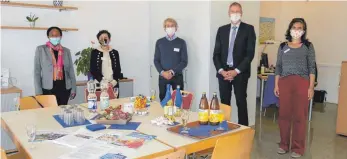  ?? FOTO: ANNETTE RÖSLER ?? Der Mundschutz in geschlosse­nen Räumen gehört dazu (von links): Jilmara Allgaier, Brigitte Kraft, Falko Stephan, Lars Kehling und Melanie Friedrich bei der Eröffnung des Büros.