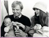  ??  ?? Hon föddes som Angelina Jolie Voight den 4 juni 1975, till skådespela­rparet Jon Voight och Marcheline Bertrand.