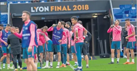  ??  ?? EN LYON YA. El Atlético llegó ayer por la mañana a Lyon para preparar la final de hoy. Por la tarde ya probó la hierba del Parc OL, en el último entrenamie­nto oficial.