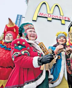  ?? ?? Celebratio­ns at Pushkin Square Mcdonald’s, Moscow, in 2005 to mark 15 years in Russia