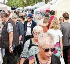  ??  ?? Etwa 1 000 Menschen besuchen den Floh- und Hobbymarkt.