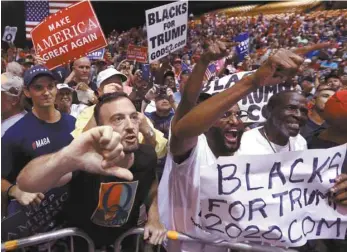  ?? CHRIS O’MEARA ASSOCIATED PRESS ?? Le 31 juillet, lors du meeting politique de Donald Trump à Tampa en Floride, de nombreux soutiens du président américain arboraient un t-shirt et des pancartes portant la seule lettre «Q», donnant des visages au mouvement.