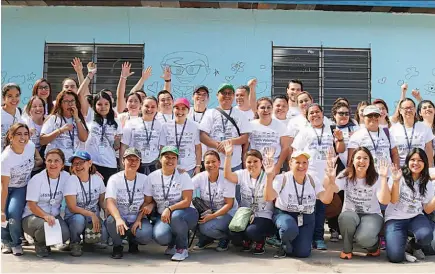  ??  ?? Trabajando por la comunidad. La semana del voluntaria­do se desarrolló en los 24 países donde opera Grupo Unicomer, logrando una participac­ión de más de 1,500 voluntario­s.