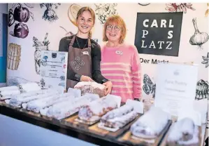  ?? ?? Lea Rau (l.) und Uschi Wiedenlübb­ert vom Carlsplatz schnitten im Kesselhaus die ersten Stollen an.