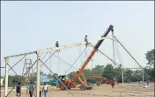  ?? SANJEEV VERMA/HT PHOTO ?? Work underway to build a Covid care centre at the Ramlila Maidan in New Delhi, on Tuesday.