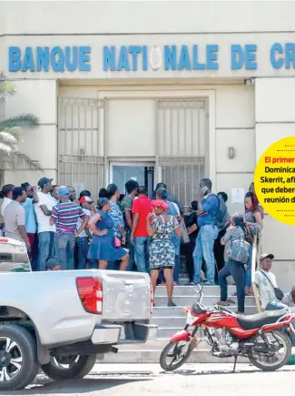  ?? ?? Haitianos se aglomeran en torno a un banco, que ha limitado su horario por la violencia.