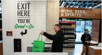  ??  ?? A Seattle le 26 février, dans le premier Amazon Go Grocery, tout juste inauguré.