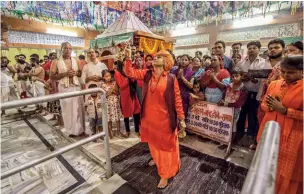  ?? MANEESH AGNIHOTRI ?? Mahant Devyagiri performs aarti at the Mankameshw­ar temple