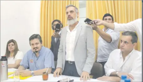  ??  ?? El candidato a la vicepresid­encia de la Alianza Ganar Leo Rubín (Frente Guasu) celebra el apoyo del PEN junto a su hermano el diputado Hugo Rubín (der.) y Fernando Camacho (izq.), candidatos a senadores del Encuentro Nacional.