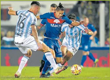  ?? FOTOBAIRES ?? CACHETE. Morales intenta eludir la marca tucumana, en la exhibición de fútbol del sábado pasado.