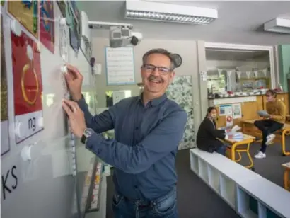  ?? FOTO KAREL HEMERIJCKX ?? Hubert Crals, directeur van de Europascho­ol in Genk: “Zowel kinderen als ouders beginnen het preteachen moe te worden”.