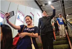  ?? Foto: Anthony Wallace, afp ?? Ein bekanntes Gesicht ist bereits in Singapur: Der Doppelgäng­er Howard X imitiert Nordkoreas Diktator Kim Jong Un in einer U Bahn Station.