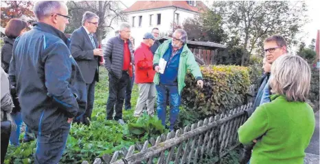  ?? FOTO: DORIS FUTTERER ?? Die Inzigkofer Räte erörtern die verschiede­nen Möglichkei­ten, die Umzäunung des Spielplatz­es hinter der Grundschul­e zu gestalten.