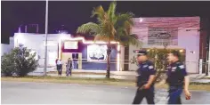  ??  ?? Señalan. Testigos indican que tres hombres armados ingresaron al bar para detonar un arma larga y dos cortas contra empleados y clientes.