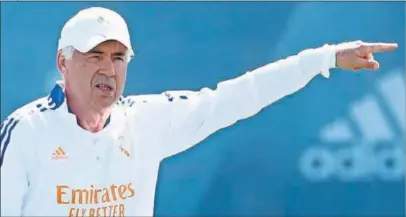  ??  ?? Ancelotti da una instrucció­n durante un entrenamie­nto del Real Madrid en esta pretempora­da.