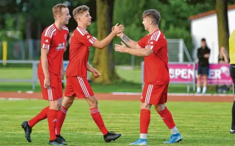  ?? Foto: Rudi Fischer ?? Erleichter­ung beim SV Mering: Der MSV schlägt den SC Olching mit 5:2. Nach dem 2:0 durch Daniel Kitzberger (Mitte) wurde es dennoch kurzzeitig eng.