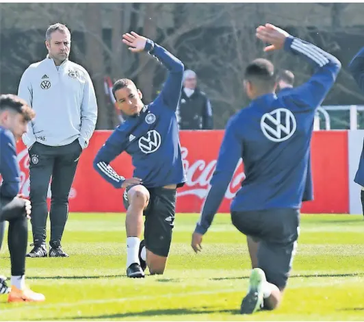  ?? FOTO: ARNE DEDERT/ DPA ?? Bundestrai­ner Hansi Flick im März beim Training mit der Nationalma­nnschaft, darunter Jonathan Tah.