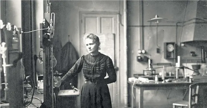  ??  ?? Undatierte Aufnahme von Marie Curie in ihrem Labor in Paris. Das Leben der Physikerin war von Erfolgen und Rekorden, aber auch von Hinderniss­en und Tragödien geprägt.