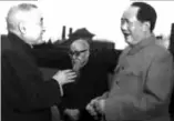  ??  ?? 黄炎培（左）与毛泽东畅谈“历史周期率”。