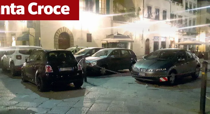  ??  ?? Alcune delle quasi quaranta auto parcheggia­te venerdì notte in piazza Santa Croce La Ztl estiva non basta: alle 23 l’invasione è già completa