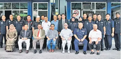  ??  ?? MESYUARAT: (Duduk, tiga kiri) Shafie, Dr Annuar, Wan Hamid, Chung dan yang lain pada mesyuarat penubuhan jawatankua­sa MACF Sarawak Cawangan Sibu, semalam.