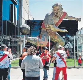  ?? FOTO: EFE ?? El Monumental decide En el exterior, hinchas y estatua de Ángel Labruna, ídolo de River