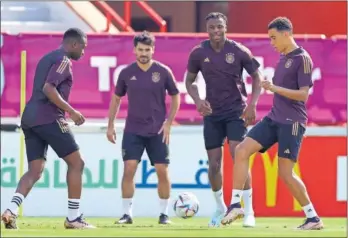  ?? ?? Moukoko, Gündogan, Bella-Kotchap y Musiala, durante un entrenamie­nto con Alemania.