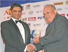  ?? Photo: Vilimoni Vaganalau ?? Acting Prime Minister and Minister for Economy Aiyaz Sayed-Khaiyum presents the Annual Report Award for Best Content to the ATH director Tom Ricketts during the SPSE Annual Awards at the Grand Pacific Hotel on October 6, 2017.