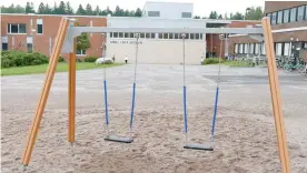  ?? FOTO: HBL/ARKIV ?? Byggandet av ett nytt skolcentru­m i Kyrkslätt står och stampar.
■