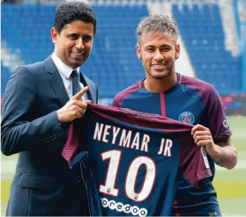  ?? Foto: Michel Euler, dpa ?? Geld spielt scheinbar keine Rolle: Klubpräsid­ent Nasser al Chelaifi (links) präsentier­te am Freitag den neuen Star von Paris St. Germain. 222 Millionen Euro ließ sich der Verein den Brasiliane­r Neymar kosten.