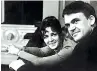  ?? (Afp) ?? Milan Kundera con la moglie in teatro a Praga nel 1973