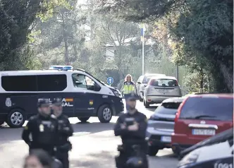  ?? JORGE PARÍS ?? Agentes de la Policía Nacional custodian la entrada de la embajada de Ucrania.