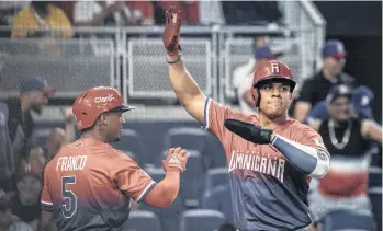  ?? /EFE. ?? Juan Soto (der.) celebra al llegar al plato luego de conectar un cuadrangul­ar solitario en la sexta entrada, en el triunfo de República Dominicana por 6-1 sobre Nicaragua.