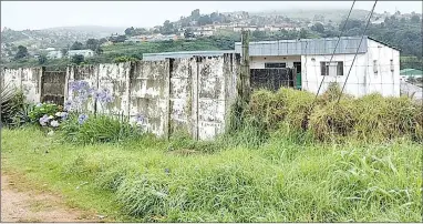  ?? ?? The property is fenced and secure, it has a lock-up gate. While the workshop is under constructi­on, only steel structures with columns and trusses.