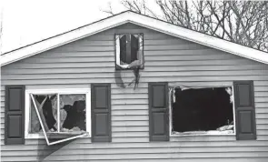  ?? FRED SQUILLANTE/COLUMBUS DISPATCH ?? This is the scene on Monday of a fatal house fire on Glenshaw Avenue that claimed the lives of 4-year-old twins. The fire on the Northeast Side of Columbus broke out early Saturday morning.