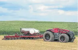  ??  ?? Una joyita. El tractor autónomo no tiene cabina y fuciona con tablets o celulares.