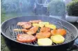  ?? Foto: Ralf Lienert ?? Die einen lieben Steaks auf dem Grill, die anderen stören sich am Qualm der Nachbarn.