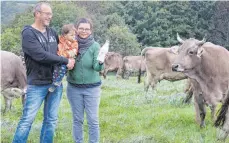  ?? FOTO: MATTHIAS BECKER ?? Frischmilc­h und Joghurt von den eigenen Tieren – das schwebt Wolfgang und Barbara Birk (im Bild mit Tochter Viktoria) vor. Sie planen, eine Hofmolkere­i zu errichten. Im kommenden Sommer könnte der Betrieb starten. Die Birks betreiben den einzigen Arche-Hof im Oberallgäu.