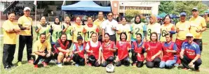  ??  ?? PASUKAN ibu-ibu bergambar kenangan bersama Justin (tengah) dan Zainudin (kiri) sebelum perlawanan itu.