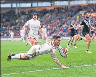  ??  ?? England’s Oliver Gildart dives over for the winning try against the Kiwis.