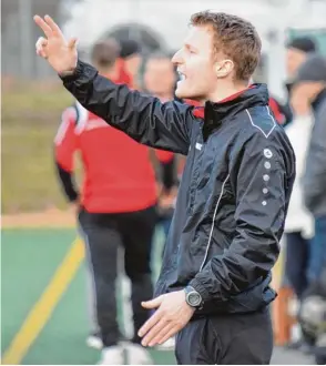  ?? Fotos: Oliver Reiser ?? Drei Punkte fordert Gersthofen­s Trainer Eddi Keil in jedem Spiel. Trotzdem will er vom Aufstieg aber nichts wissen.