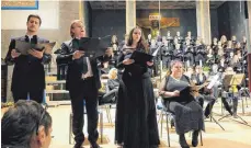 ?? FOTO: DAGMAR HUB ?? Sakralmusi­k in der Pauluskirc­he: Die Solisten (von links) Christian Zenker, Agnes Schmauder und Marianne Altstetter beim Konzert des Universitä­tschores.