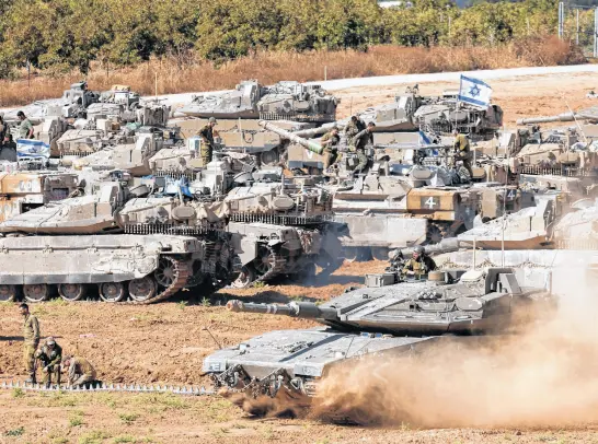  ?? REUTERS ?? An Israeli tank maneuvers, amid the ongoing conflict between Israel and the Palestinia­n Islamist group Hamas, near the Israelgaza Border, in southern Israel, May 7.