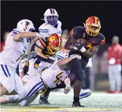  ?? KIRSTEN STICKNEY/SUN-TIMES ?? Batavia’s Jalen Buckley ripped off a huge 83-yard touchdown run Friday against Wheaton North.