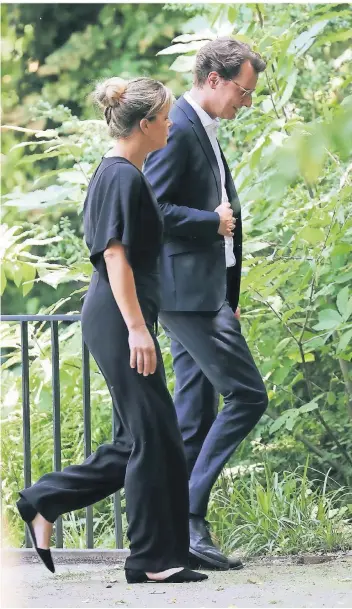  ?? FOTO: DAVID YOUNG/DPA ?? Hendrik Wüst und Mona Neubaur spazieren vor ihrem Auftritt vor der Presse durch den Garten des Düsseldorf­er Künstlerve­reins Malkasten.