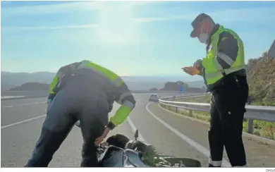  ?? DMAX ?? Dos agentes de patrulla por la provincia malageña en ‘Control de carreteras’.