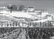  ?? TENTSEN SHINDEN / FOR CHINA DAILY ?? People attend a flag-raising ceremony at Potala Palace Square in Lhasa, Xizang autonomous region, to mark Serfs’ Emancipati­on Day on Thursday.