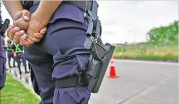  ??  ?? HALLAZGO. El cuerpo del delincuent­e fue arrojado en la puerta del Instituto Nacional de Ortopedia.